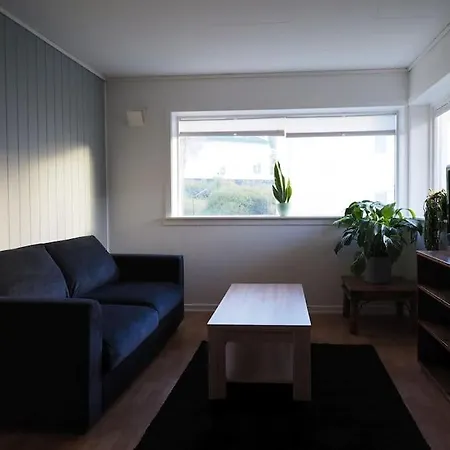 500m To Light Rail, Street Parking, Flex Check-in Apartment *